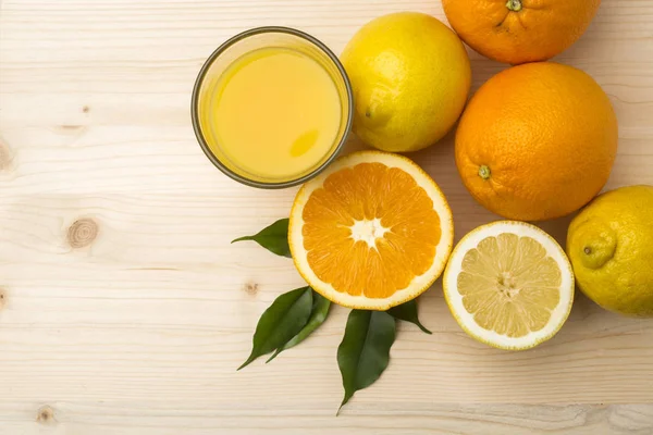 Verse citrusvruchten op een oude houten tafel — Stockfoto