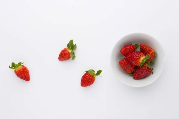 Frische Erdbeeren Schale Ower Weiß — Stockfoto