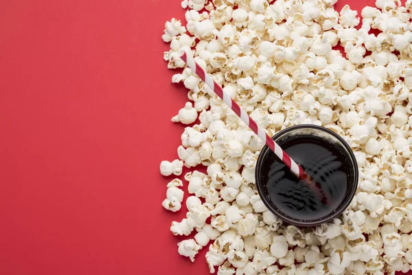 Palomitas de maíz sobre fondo rojo texturizado —  Fotos de Stock