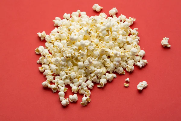Popcorn sur texture rouge — Photo