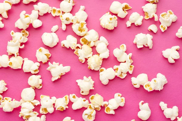 Popcorn sur fond rose — Photo