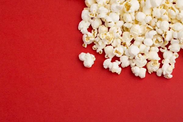 Popcorn sur texture rouge — Photo