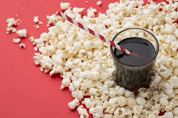 Palomitas de maíz sobre fondo rojo texturizado —  Fotos de Stock