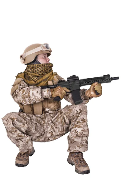 Soldaat in uniform, klaar om te vechten. — Stockfoto