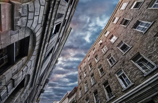 Várias janelas em linhas na fachada do edifício de apartamento urbano — Fotografia de Stock