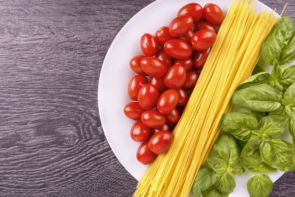 Ingredientes para a preparação de massas de espaguete — Fotografia de Stock