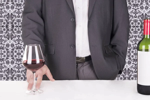 Elegancki mężczyzna porcja czerwone wino — Zdjęcie stockowe