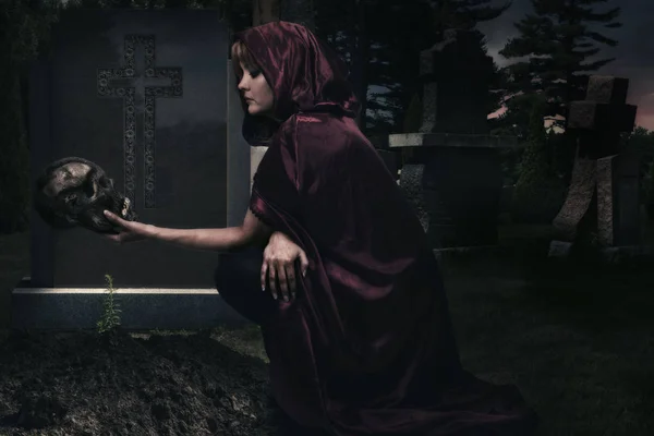 Sorceress in creepy cemetary — Stock Photo, Image