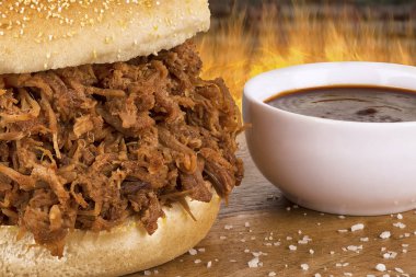 Çekti domuz sandviç üzerinde kapat