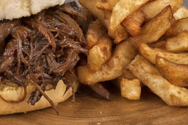 Çekti domuz sandviç üzerinde kapat