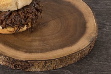 Çekti domuz sandviç üzerinde kapat