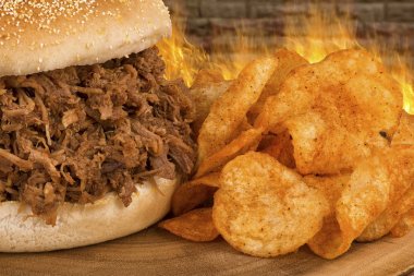 Çekti domuz sandviç üzerinde kapat