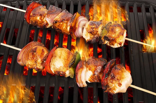 Vista superior de espetos de carne branca sendo grelhados — Fotografia de Stock