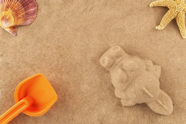 Nisip turnat crocodil și jucărie — Fotografie, imagine de stoc