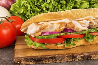 Denizaltı tavuklu sandviç üzerinde kapat