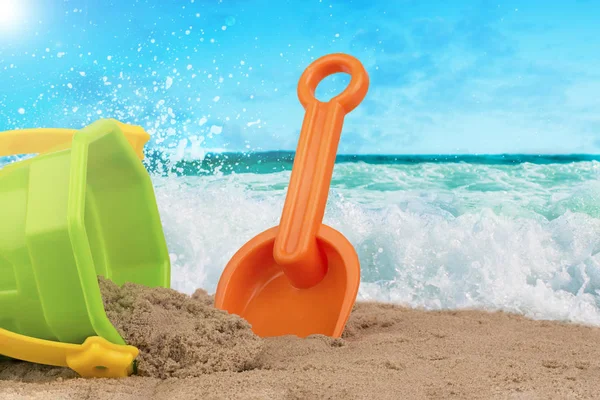 Găleată și lopată jucării la plajă . — Fotografie, imagine de stoc