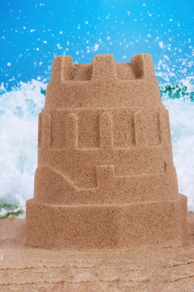 Aproape de un castel de nisip pe plajă — Fotografie, imagine de stoc