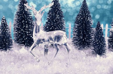 Cam geyik dekorasyon kar taneleri üzerinde