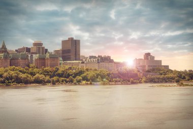 Eski binalar Ottawa nehrin diğer tarafındaki görüntülemek.
