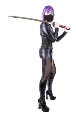 Beyaz arka plan üzerinde izole bir katana ile seksi kadın.