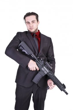 Zarif gangster elinde tüfeği silah, beyaz arka plan üzerinde izole.