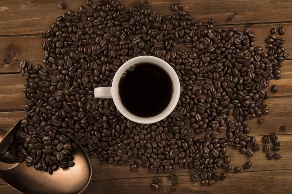 Kopp Kaffe Och Kaffebönor Gamla Trä Bakgrund Direkt Ovanför — Stockfoto