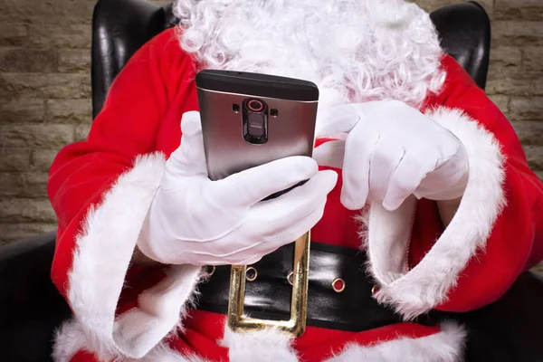 Крупным Планом Санта Клаус Держит Трогает Смартфон — стоковое фото
