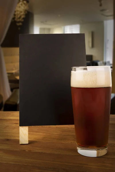 Sticlă Bere Tablă Aruncată Într Bar Dintr Restaurant — Fotografie, imagine de stoc