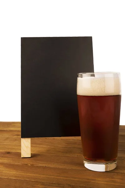 Verre Bière Tableau Noir Disposé Sur Table Bois Isolé Sur — Photo