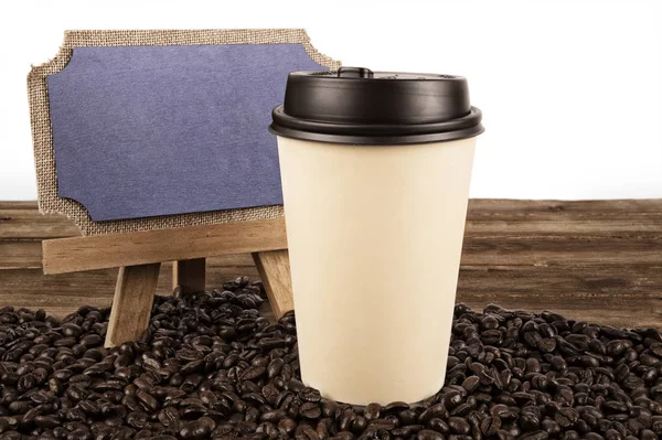 Tasse Kaffee Und Kaffeebohnen Auf Einem Alten Holztisch Isoliert Auf — Stockfoto