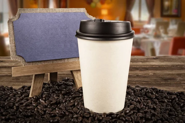 Tasse Kaffee Und Kaffeebohnen Auf Einem Alten Holztisch Einem Restaurant — Stockfoto