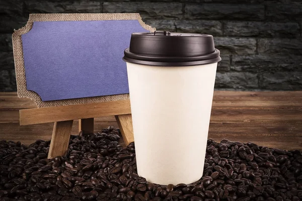 Tasse Kaffee Und Kaffeebohnen Auf Einem Alten Holztisch Backsteinmauer Hintergrund — Stockfoto