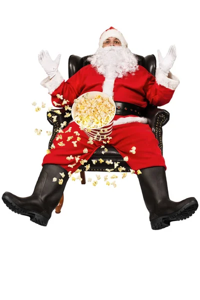 Удивленный Санта Клаус Сидит Кресле Попкорн Летит Воздухе Изолированные Белом — стоковое фото