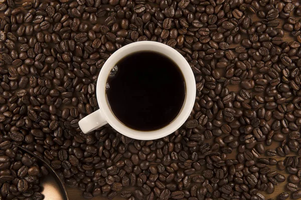 Kopje Koffie Koffiebonen Oude Houten Achtergrond Direct Boven — Stockfoto