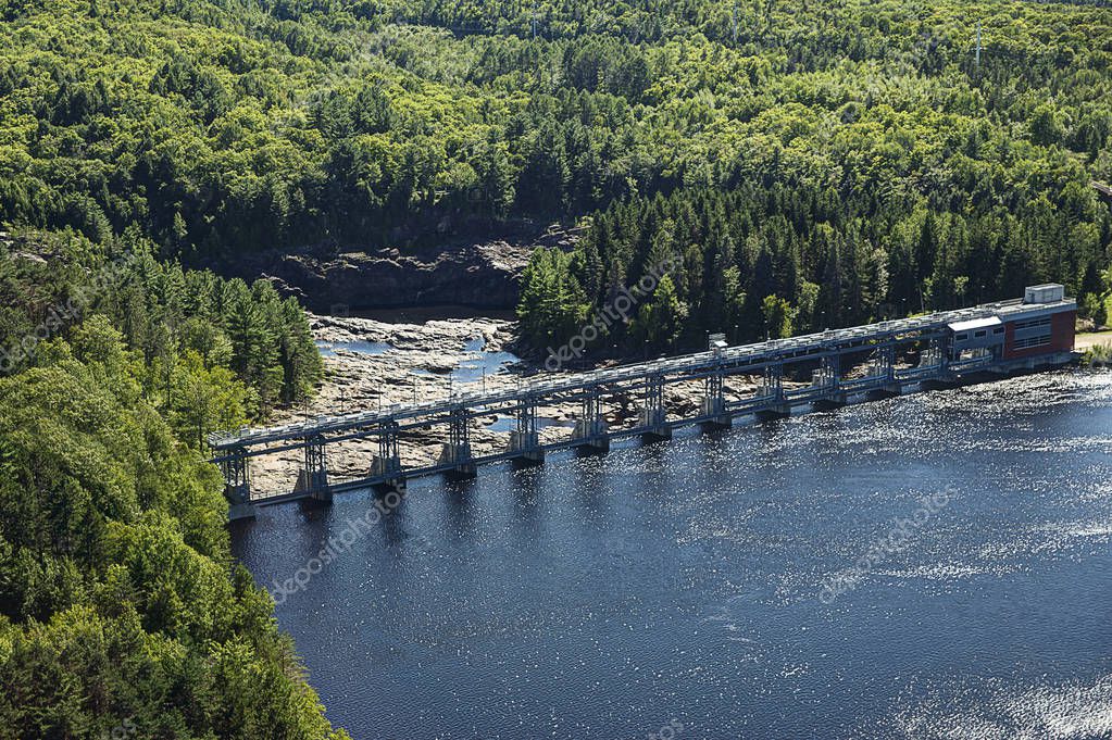 Presa hidroeléctrica, vista aérea desde la torre de observación en la