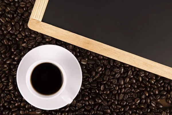 Tasse Kaffee Und Kaffeebohnen Auf Altem Holzgrund Schwarzes Brett Darüber — Stockfoto