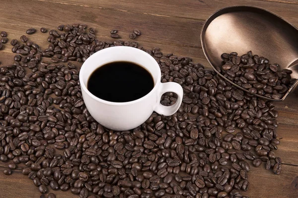 Tasse Kaffee Und Kaffeebohnen Auf Altem Holzgrund — Stockfoto