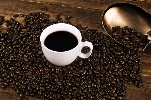 Šálek Kávy Kávových Zrn Starém Dřevěném Pozadí — Stock fotografie