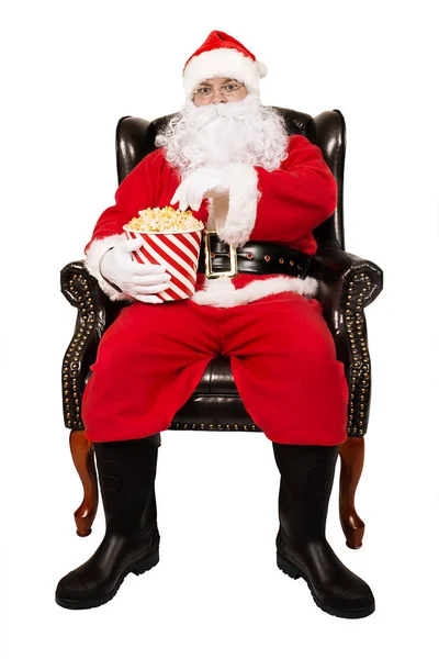 Kerstman Zit Stoel Het Eten Van Popcorn Geïsoleerd Witte Achtergrond — Stockfoto