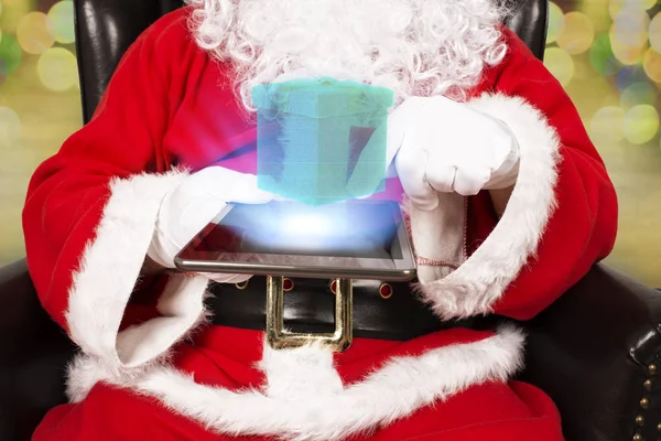 Santa Claus Sostiene Toca Una Tableta Digital Cerca Las Manos — Foto de Stock