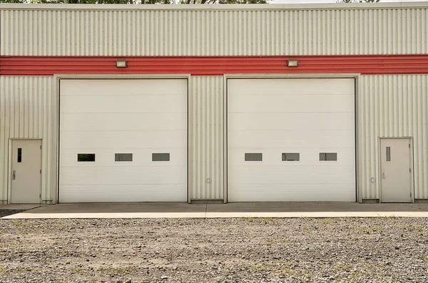 両側のドアの白いローラーのドアと標準産業倉庫 — ストック写真