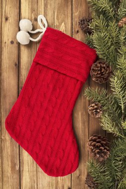Kırmızı Noel çorabı ve çam dalı, tam yukarıda..