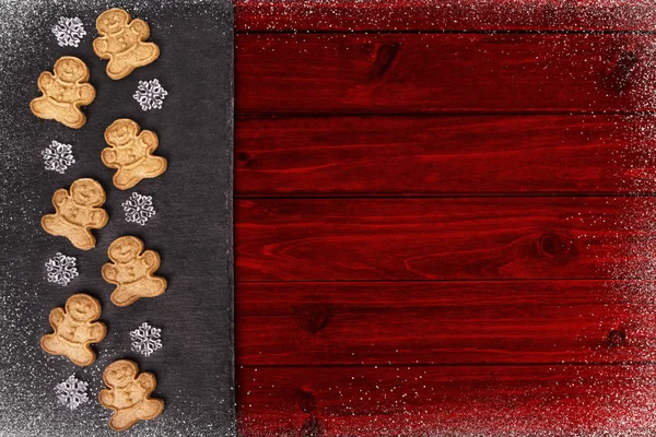 Biscoitos Gengibre Flocos Neve Decoração Mesa Madeira Vermelha Diretamente Acima — Fotografia de Stock