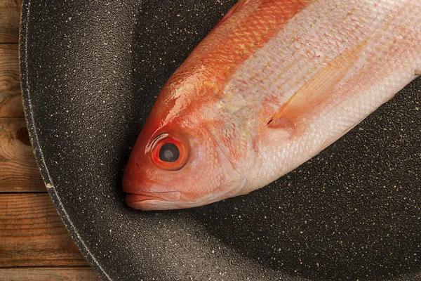 Red Snapper Raw Fish Isolated Disposed Fry Pan Wooden Table — ストック写真