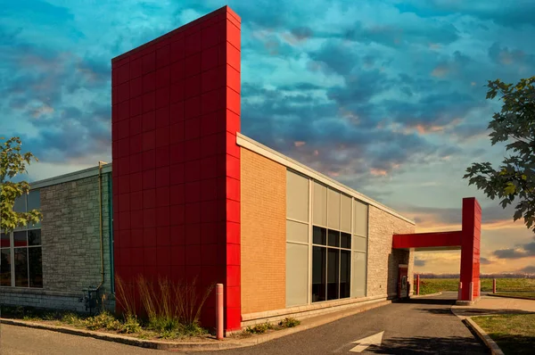 Bank Drive Thru Een Zomerdag Bewolkte Lucht Achtergrond — Stockfoto