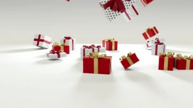 Kırmızı ve beyaz Noel hediyeleri kırmızı ve altın kurdelelerle sarılı hediye kutuları yere düşüyor parlak beyaz arka planda.