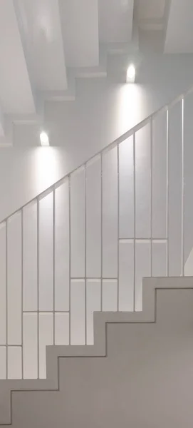 Bílé schodiště s madlo — Stock fotografie