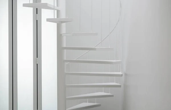 Escalier en colimaçon dans une chambre moderne — Photo