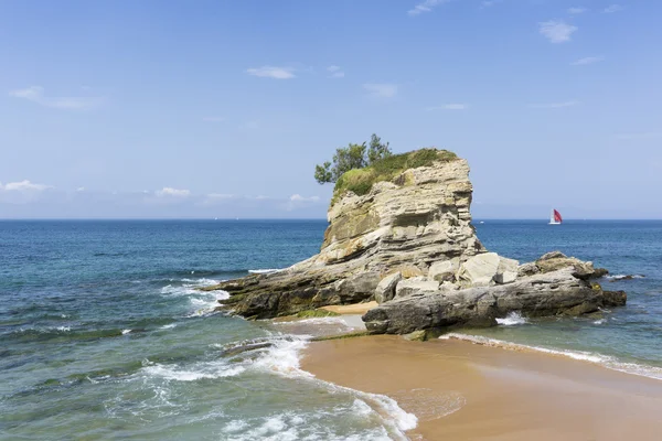 Big rock at the end of the beach — Stockfoto