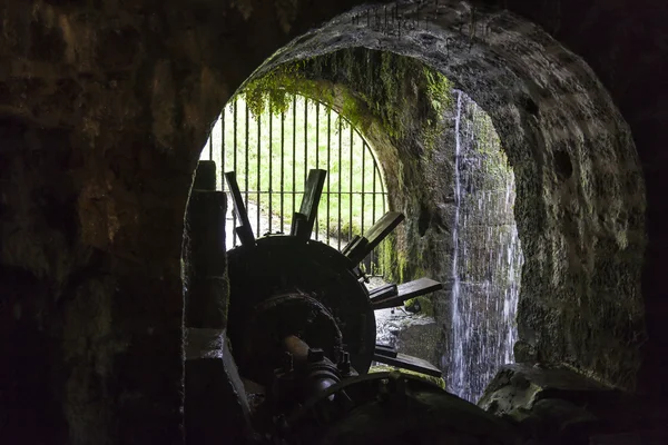 Vista interior de un antiguo molino de agua —  Fotos de Stock